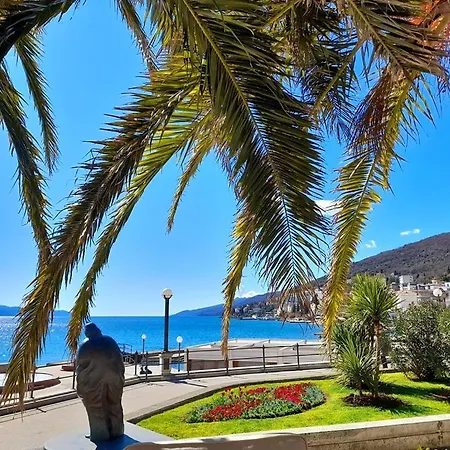 With Spacious Terrace Floramy Apartmán