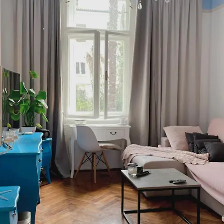 Lägenhet With Spacious Terrace Floramy *