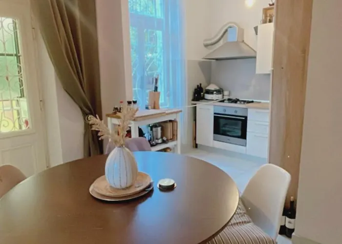 Апартаменти With Spacious Terrace Floramy